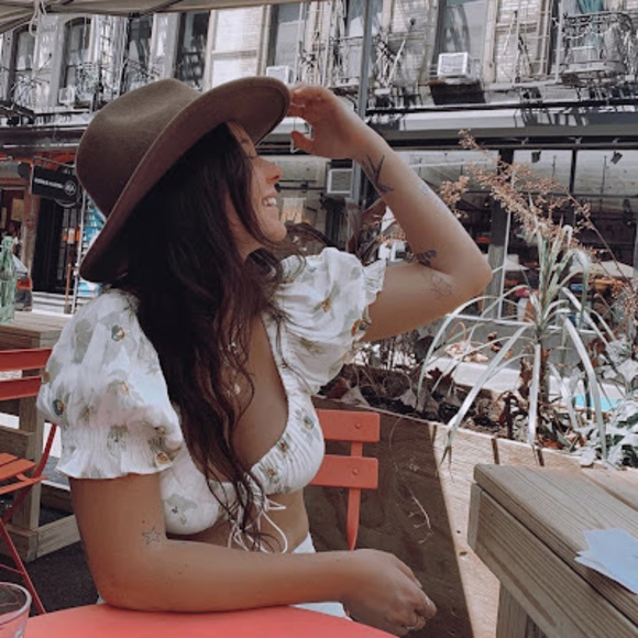 Meet your Posher, Azara - Picture 1 of 1